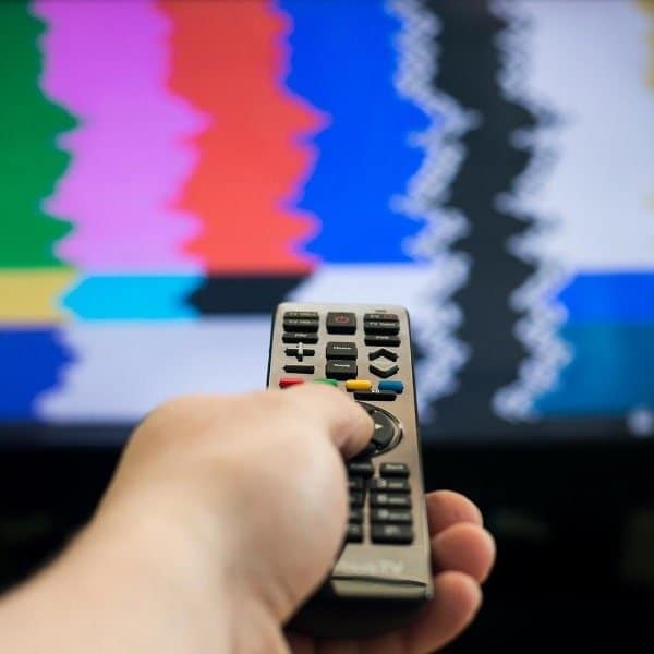 Почему телевизор не реагирует на пульт и кнопки управления