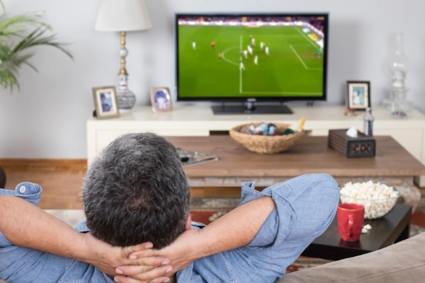 Мужчина смотрит футбол